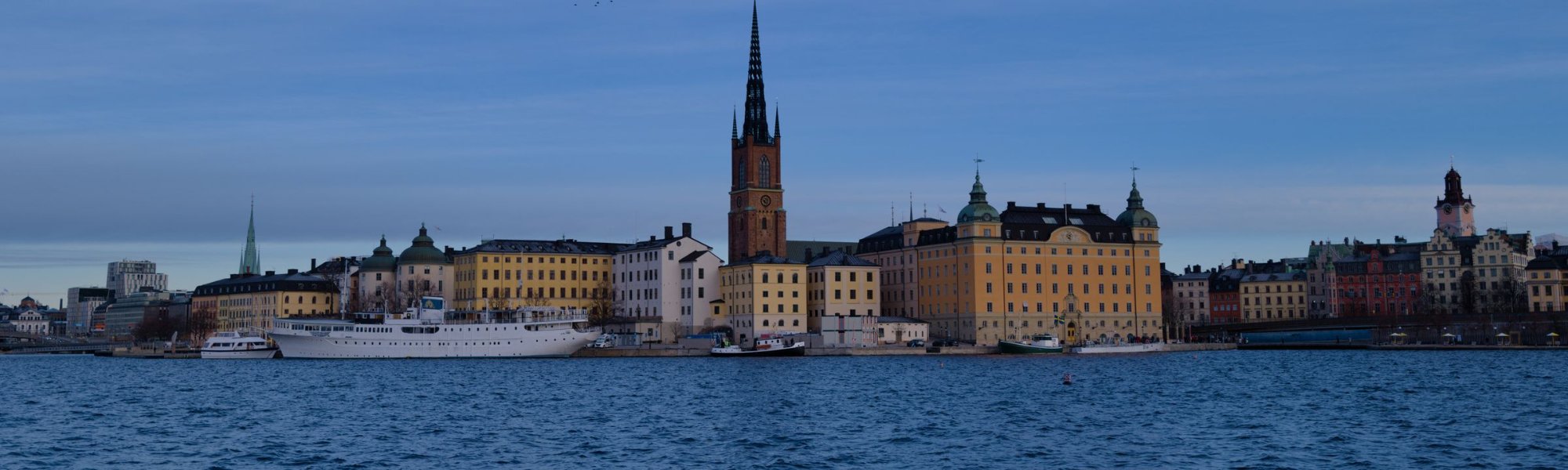http://Stockholm%20–%20Riddarholmen%20sedd%20över%20vattnet